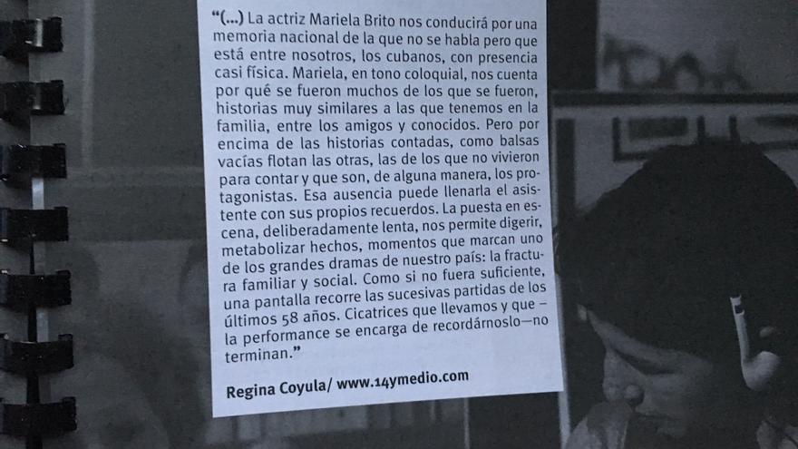 Páginas del catálogo del Festival de Teatro en que se menciona la performance 'Departures' con el fragmento del texto de Regina Coyula con la alusión a '14ymedio'. (Luz Escobar)
