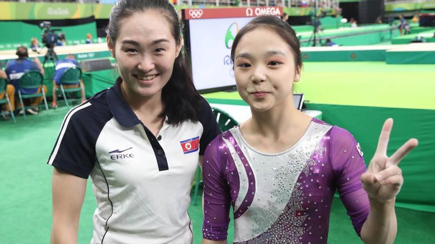 Las gimnastas Lee Eun-ju, de Corea del Sur, y Hong Un-jong, de Corea del Norte, duante los Juegos Olímpicos de Río 2016. (EFE)