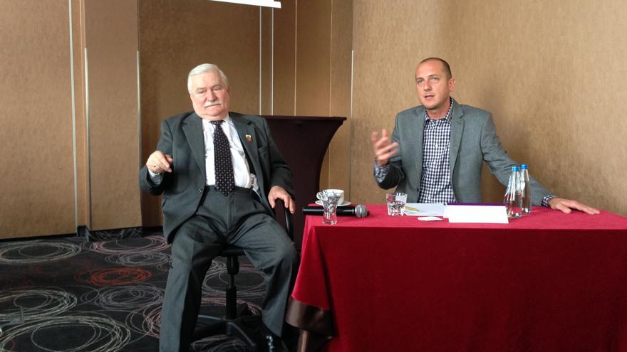 Lech Walesa durante la conversación con activistas cubanos y junto a su traductor