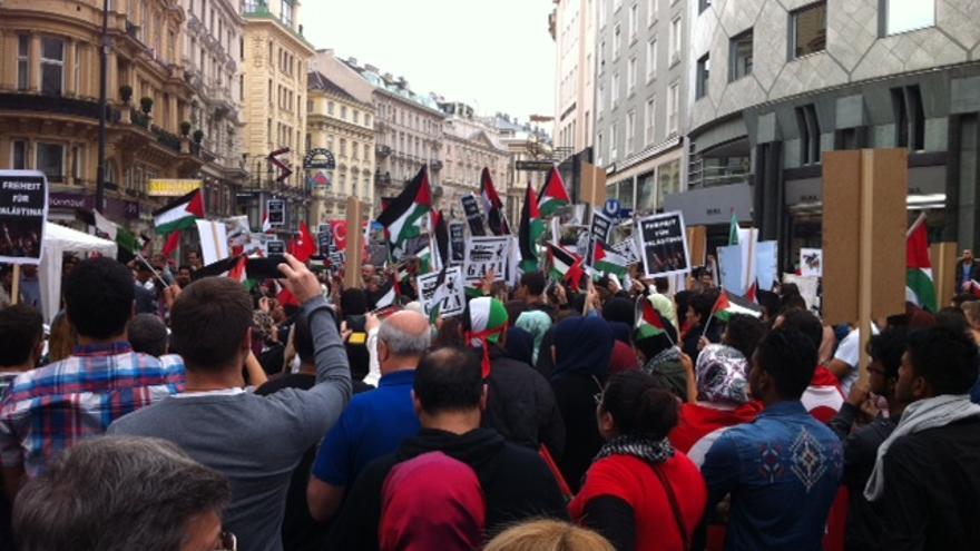 Manifestantes propalestinos en una calle de Viena. (Luz Escobar)