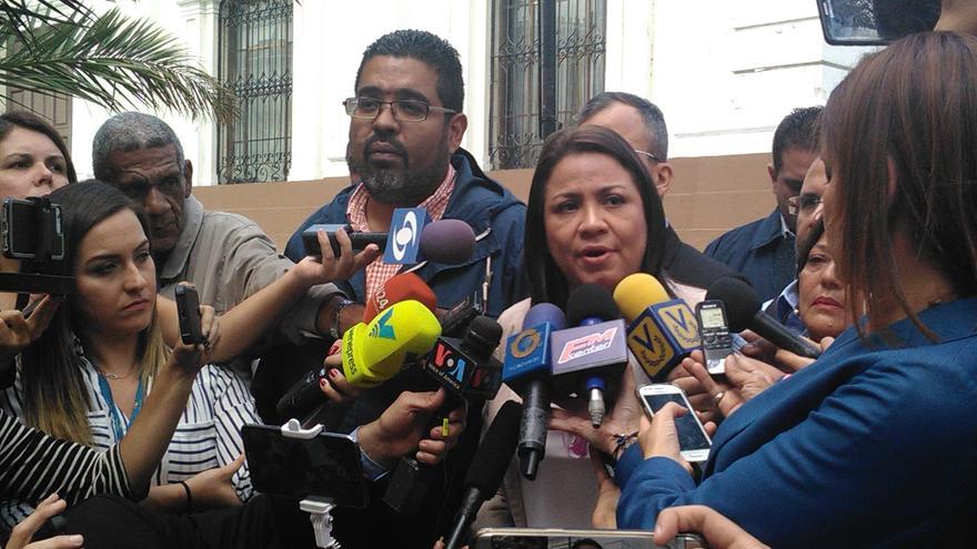 La diputada de Acción Democrática, Dennis Fernández, a la salida del Parlamento venezolano este lunes. (@adennisf)