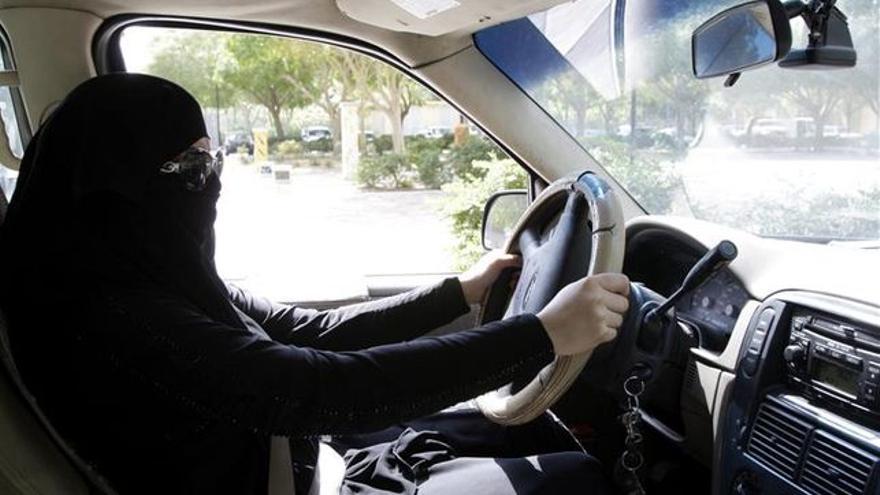 Activistas de los derechos de las mujeres han hecho campañas desde hace años para revertir la prohibición, que ha llevado al arresto de decenas de saudíes que se han atrevido a conducir. (EFE)