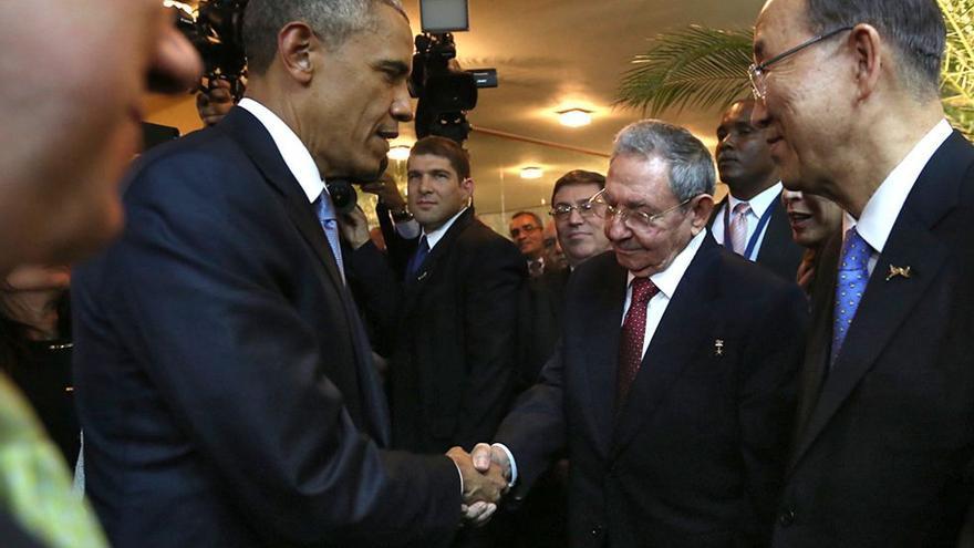 Barack Obama y Raúl Castro se dan la mano en la inauguración de la Cumbre de las Américas
