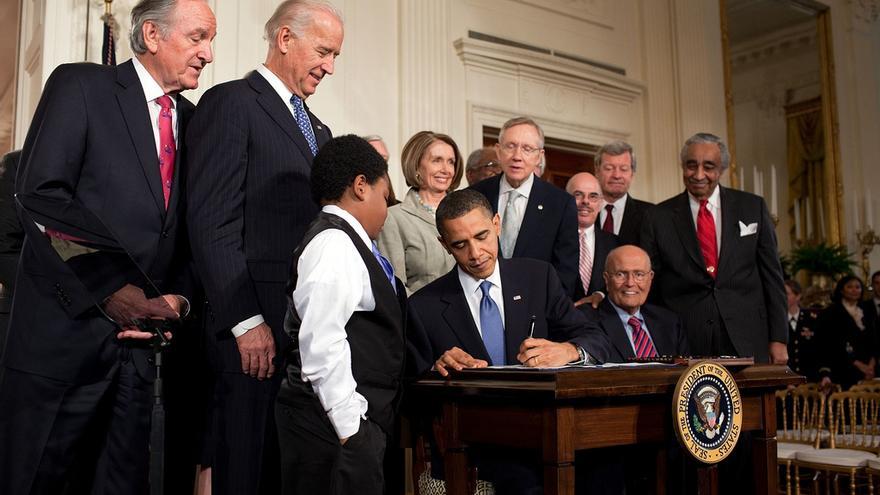 Barack Obama firmó la ley de Salud conocida como 'Obamacare' en 2010. (Pete Souza/CC)