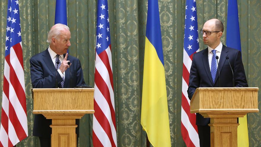 Biden junto al primero ministro ucraniano en abril 2014. (Embajada de Ucrania/Flickr)