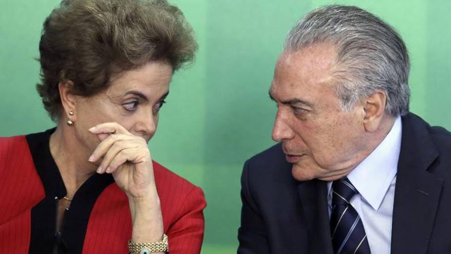 La expresideta de Brasil, Dilma Rousseff junto a su entonces vicepresidente, Michel Temer. (EFE)