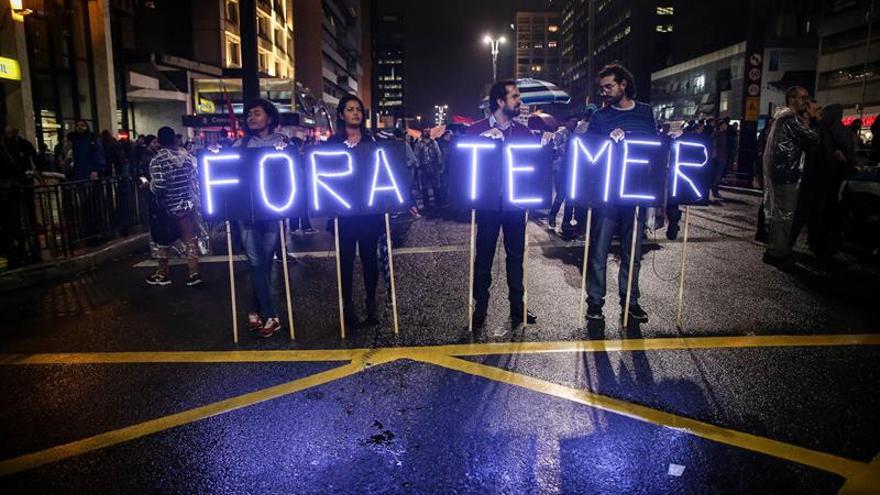 Miles de personas tomaron las calles de las principales ciudades de Brasil para manifestarse contra el Gobierno de Michel Temer, acorralado por un monumental escándalo de corrupción. (EFE/Fernando Bizerra Jr.)