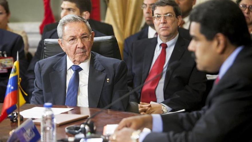 Raúl Castro, escucha a su homólogo venezolano, Nicolás Maduro durante la Cumbre extraordinaria del ALBA. (EFE/Santi Donaire)