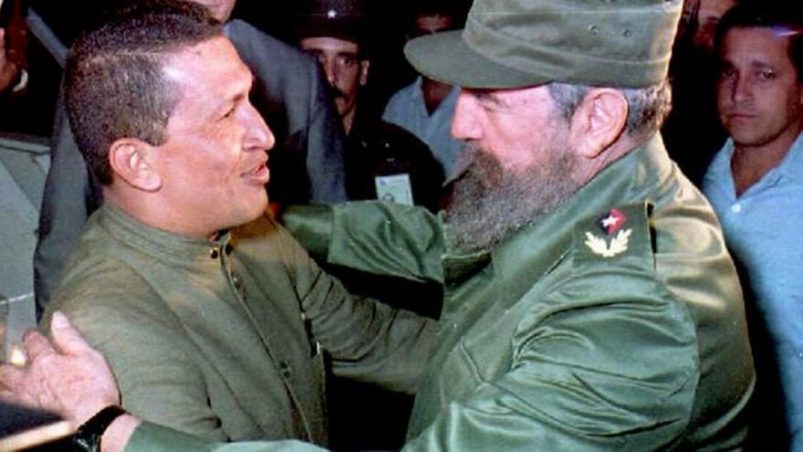 Hugo Chávez y Fidel Castro en La Habana en 1994. (EFE)