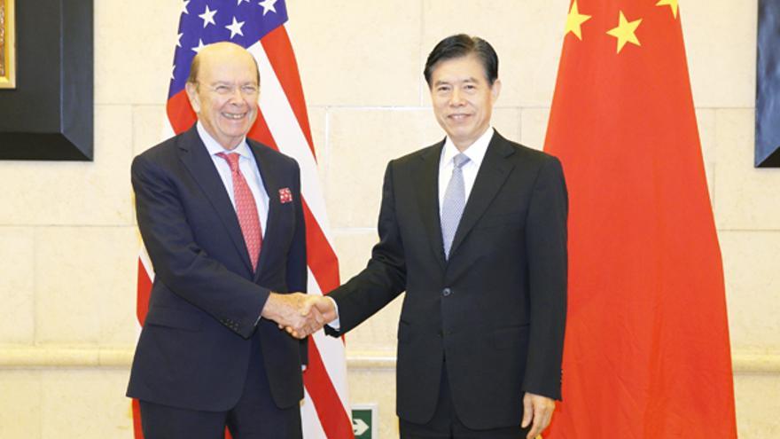 El ministro de Comercio chino, Zhong Shan, con el estadounidense Wilbur Ross el pasado septiembre, antes de empezar los problemas comerciales entre ambos paÃ­ses. (http://spanish.mofcom.gov.cn)