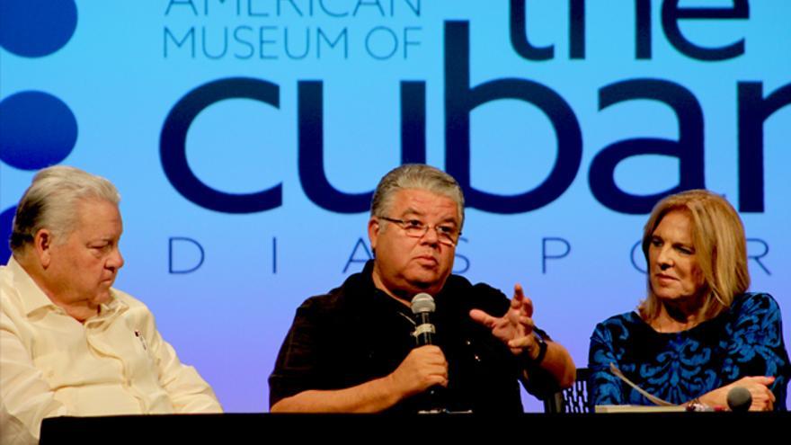 El padre José Conrado Rodríguez (al centro) durante la presentación de su libro en el Museo Americano de la Diáspora Cubana, acompañado por Manuel Salvat y Myriam Márquez. (14ymedio)