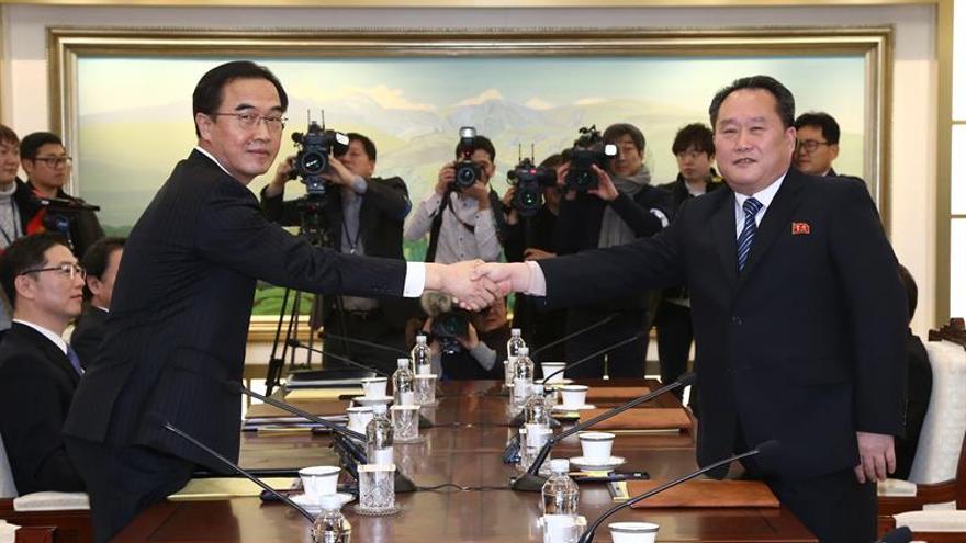 El ministro de Unificación de Corea del Sur y delegado en jefe Cho Myoung-gyon, y el principal delegado de Corea del Norte Ri Son-gwon en la reunión de hoy en el pueblo de tregua de Panmunjom (Corea del Norte). (EFE / JUNG UI-CHEL / KOREA)