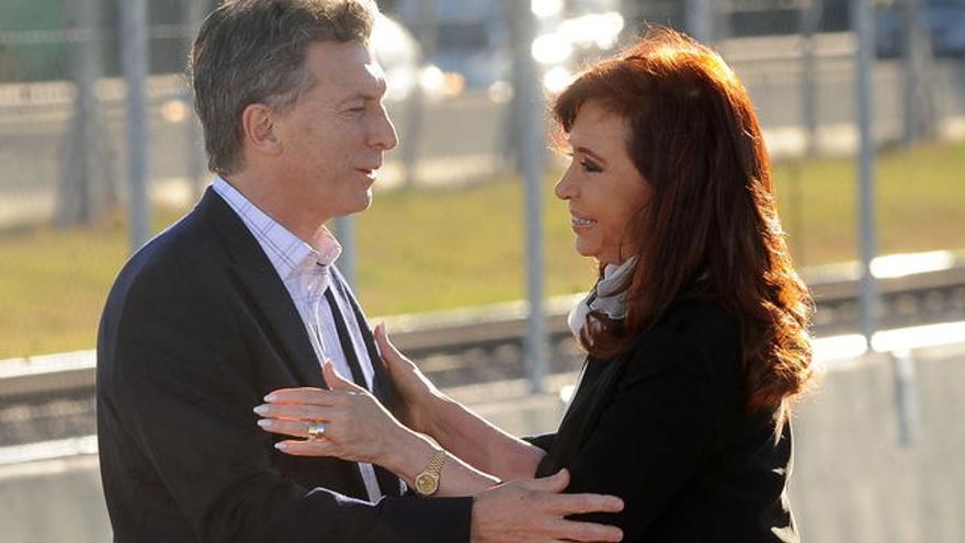 Cristina Fernández de Kirchner y el presidente electo, Mauricio Macri, en un acto oficial hace unos meses. (Foto EFE)