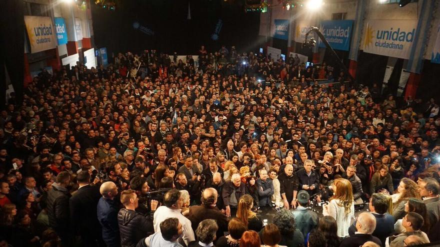 Cristina Fernández de Kirchner se dirige a sus simpatizantes después de las elecciones de este domingo. (CFKArgentina)