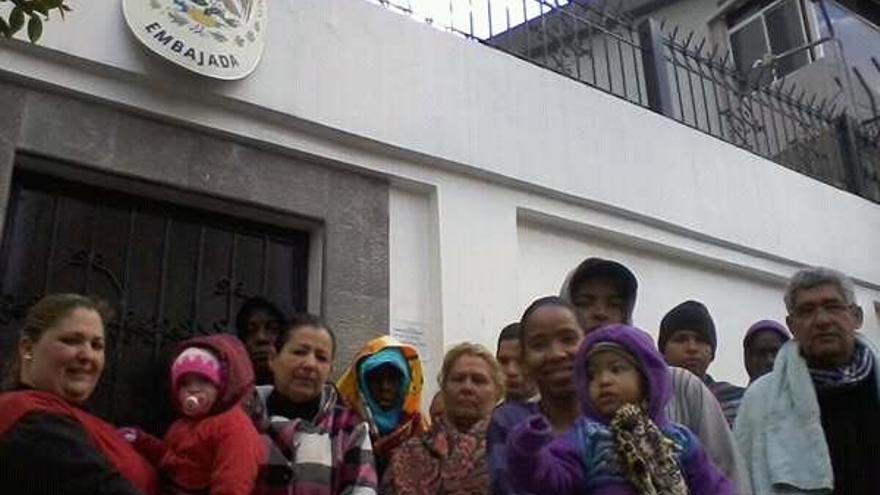 Cubanos que desde el sábado están durmiendo frente a la embajada de México en Quito. (14ymedio)