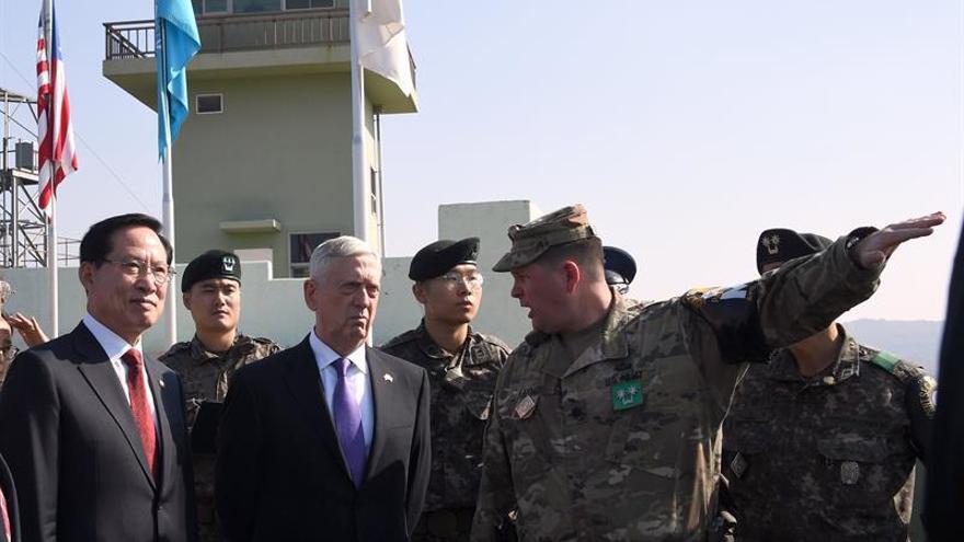 El ministro de Defensa de los Estados Unidos, James Mattis, junto a su homòlogo surcoreano Song Young-Moo en la Zona Desmilitarizada de Corea del Sur. (EFE/Jeon Heon-Kyun) 
