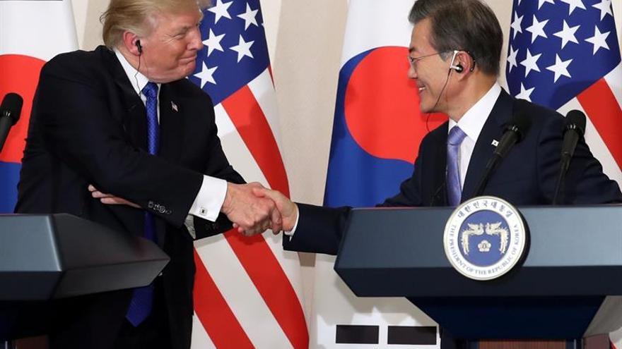 Donald Trump y su homólogo surcoreano, Moon Jae-in, en la rueda de prensa conjunta en la oficina presidencial en Seúl. (EFE/Yonhap)