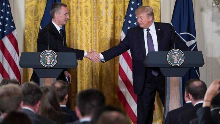El presidente de EE UU, Donald Trump, y el secretario general de la OTAN, Jens Stoltenberg, en la Casa Blanca, en Washington. ( EFE)