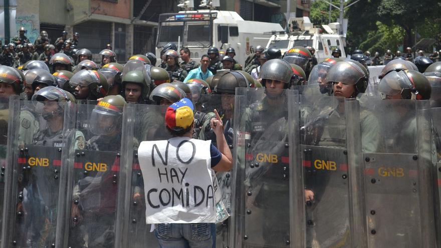 Efectivos de la fuerza pública usaron gas pimienta y perdigones de goma contra los manifestantes. (@FreddyGuevaraC)