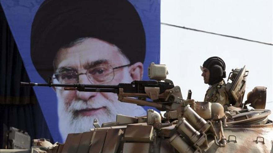 Un tanque del Ejército iraní pasa por delante de una fotografía del ayatolá Alí Jameneí. (EFE)