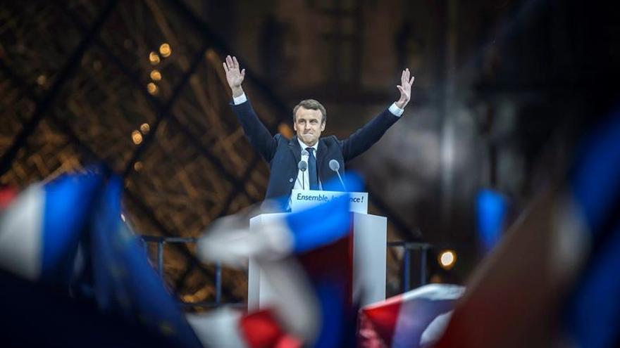 Emmanuel Macron, presidente electo de Francia, en la explanada del Louvre celebrando su victoria con sus seguidores. (EFE/EPA/Christophe Petit Tesson) 