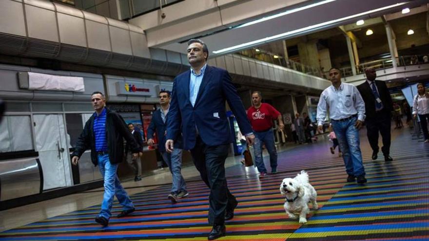 JesÃºs Silva FernÃ¡ndez, embajador espaÃ±ol en Venezuela, en el aeropuerto de Caracas antes de abandonar el paÃ­s de regreso a EspaÃ±a. (EFE)