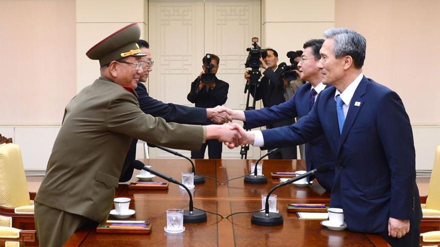 Imagen cedidapor el Ministerio para la Unificación de los primeros encuentros entre las dos Coreas. (YNA)