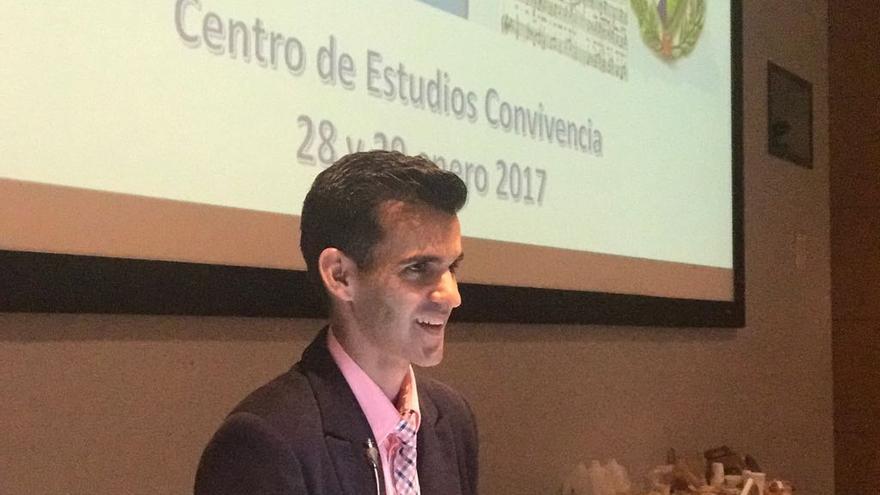 Yoandy Izquierdo, editor de la revista Convivencia imparte una conferencia sobre la sociedad civil cubana en la Universidad Internacional de la Florida. (14ymedio)