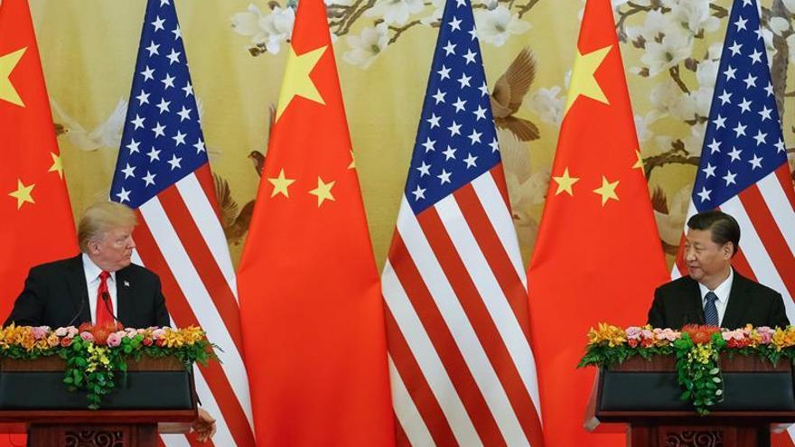 El presidente chino, Xi Jinping, y su homólogo estadounidense, Donald Trump, asistieron este jueves en Pekín a la firma de acuerdos comerciales entre las dos potencias económicas. (EFE)