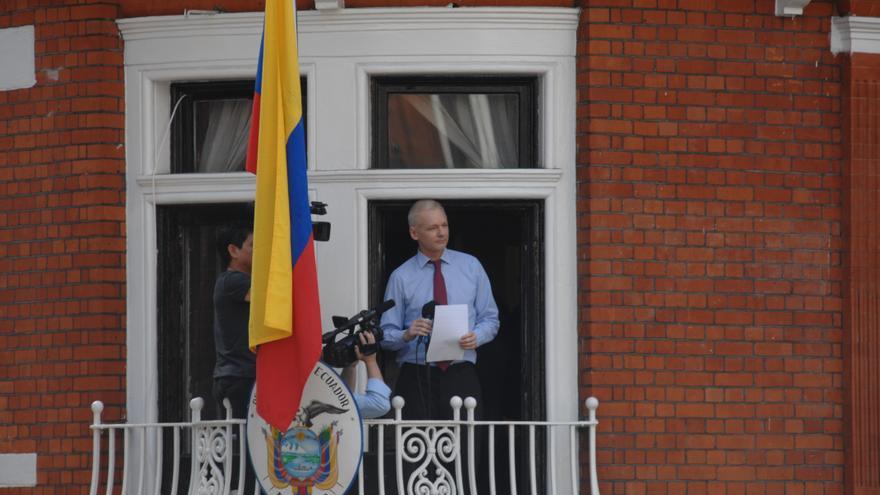 Julian Assange desde la embajada de Ecuador en Londres, donde permanece atrincherado desde 2012. (CC)