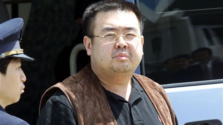 Kim Jong-nam fue presuntamente rociado con un producto químico por las dos mujeres en el aeropuerto y falleció cuando era trasladado de camino al hospital