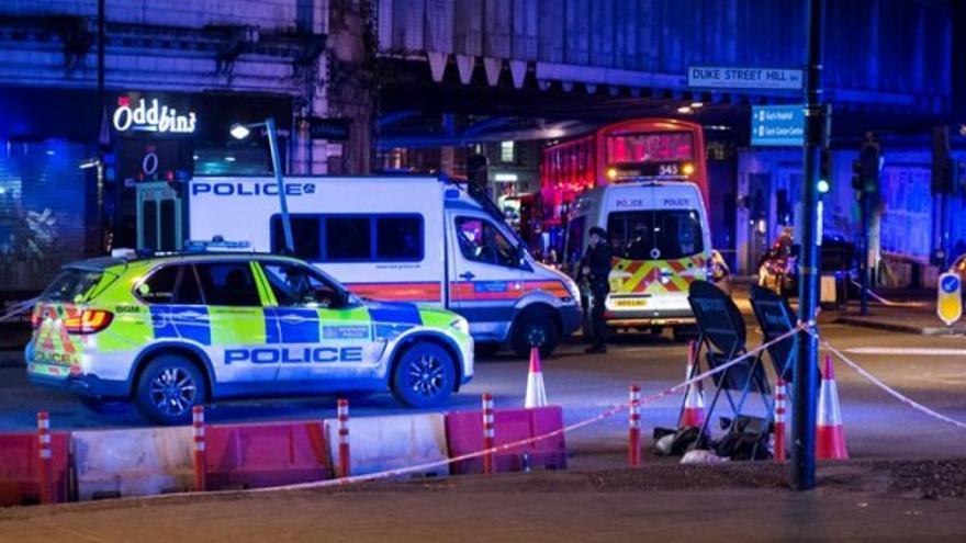 El London Bridge, tomado por vehículos policiales y ambulancias tras los atentados. (EFE)