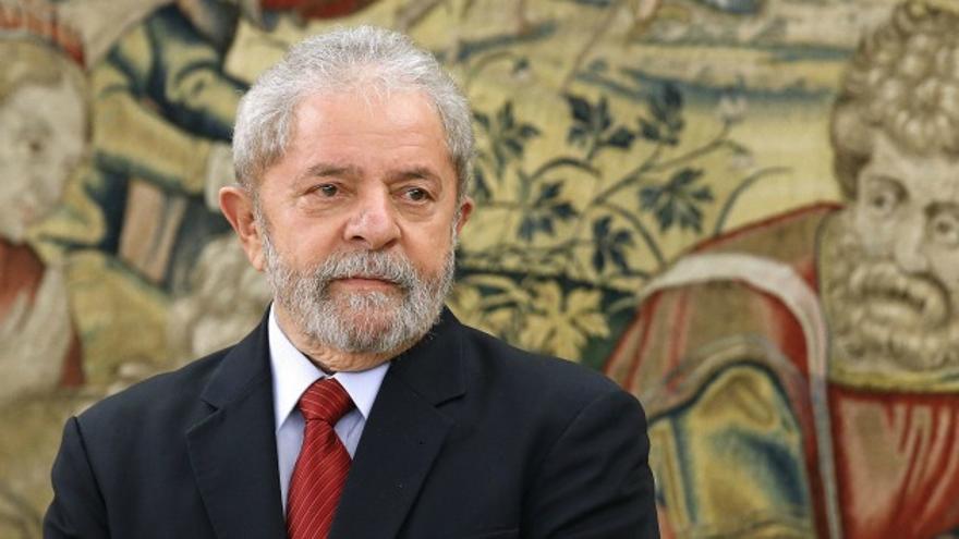 Lula, a pesar del escándalo, aparece como el líder más valorado en las encuestas y el mejor posicionado en caso de competir por la Presidencia en 2018. (EFE)