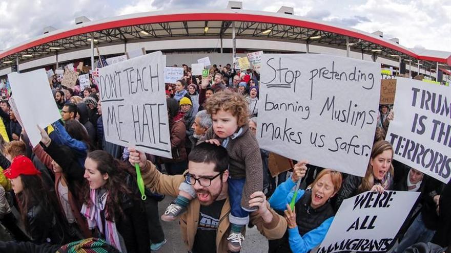 Manifestantes protestan en el aeropuerto internacional Hartsfield-Jackson de Atlanta en contra de la orden de inmigración del presidente Donald Trump. (EFE/Archivo)