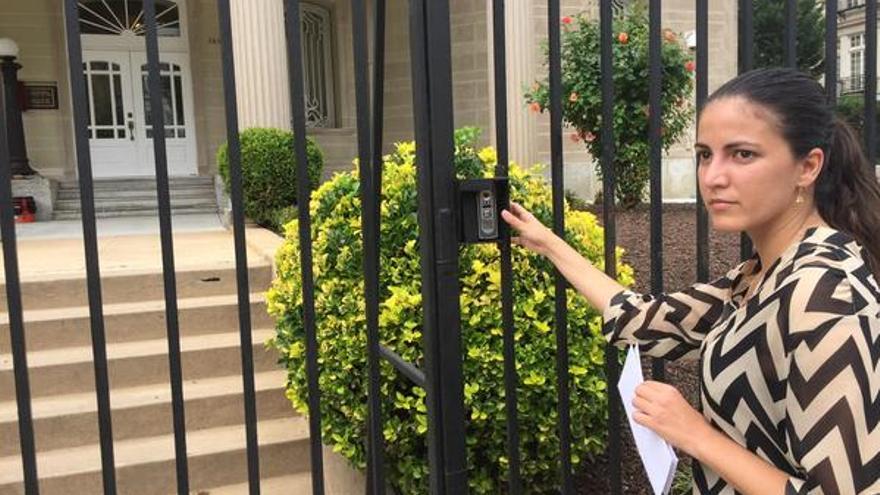La activista Rosa María Payá delante de la nueva embajada de Cuba en Washington. (Twitter)