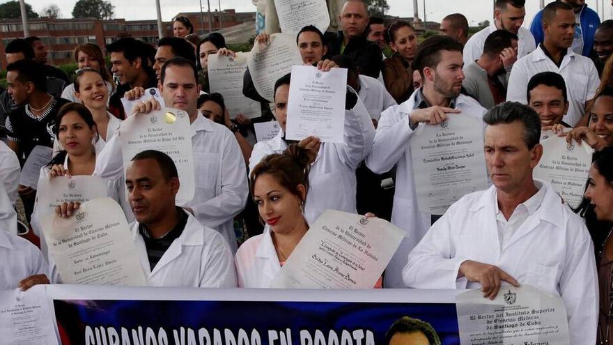 Médicos cubanos piden que se agilicen sus trámites migratorios. (NH)