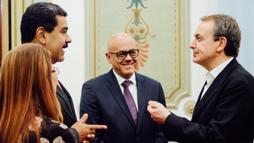El líder chavista recibió en el palacio presidencial de Miraflores al exjefe del Gobierno español José Luis Rodríguez Zapatero, acompañante de las conversaciones en Santo Domingo. (@NicolasMaduro)