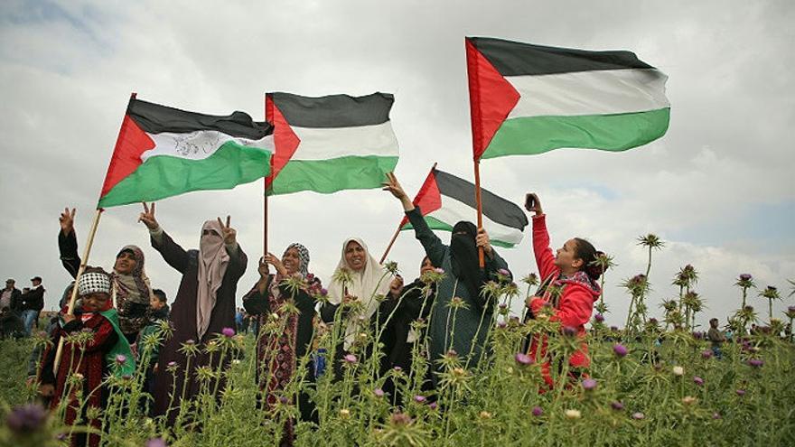 Mujeres palestinas con la bandera de ese estado en seÃ±al de protesta. (EFE)