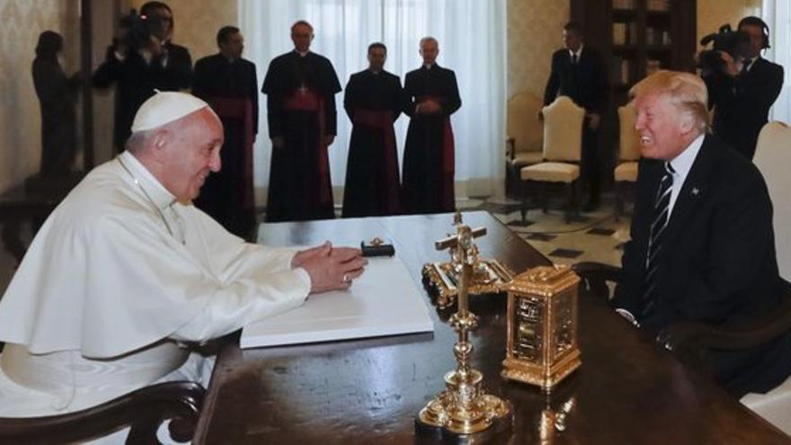 Pese a las diferencias ideológicas, Francisco y Donald Trump mantuvieron un encuentro más largo de lo habitual para el jefe del Estado vaticano con sus homólogos. (EFE)