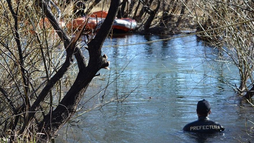 Buzos de Prefectura Naval encontraron un cuerpo en el Río Chubut durante un nuevo rastrillaje en la búsqueda de Santiago Maldonado. (Clarín)