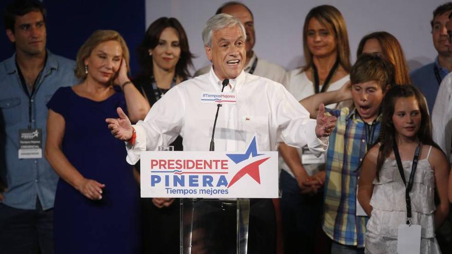 Sebastián Piñera celebra los resultados tras una victoria que se esperaba más abultada. (Elvis González/EFE)