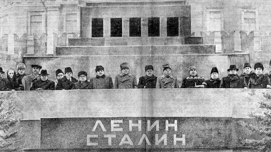 En la fotografía, los líderes soviéticos presiden las honras fúnebres del dictador Stalin sobre el mausoleo de Lenin en la Plaza Roja. (Archivo)