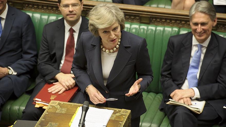 La primera ministra británica, Theresa May, debate en el parlamento. (@UKParliament)