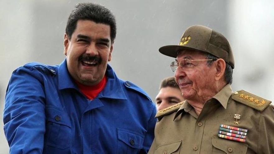 El presidente de Venezuela Nicolás Maduro y el de Cuba, Raúl Castro. Archivo (EFE)