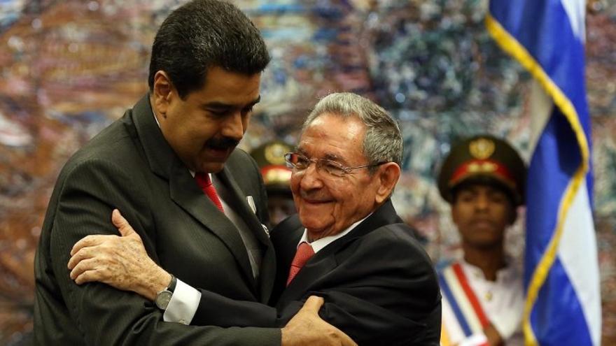 Los gobernantes de Venezuela, Nicolás Maduro, y Cuba, Raúl Castro. (AIN) 