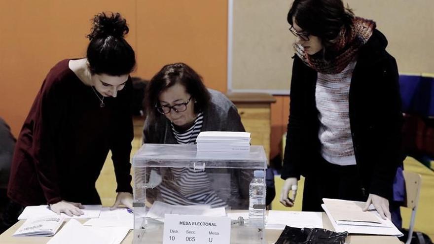 Los catalanes elegirán a los 135 diputados que componen el Parlamento regional entre un total de 38 candidaturas. (EFE)