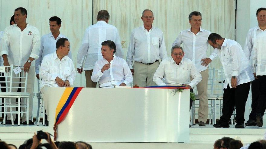 Muchos mandatarios, entre ellos el cubano Raúl Castro, estuvieron presentes en la firma del acuerdo de paz en Colombia. (EFE)