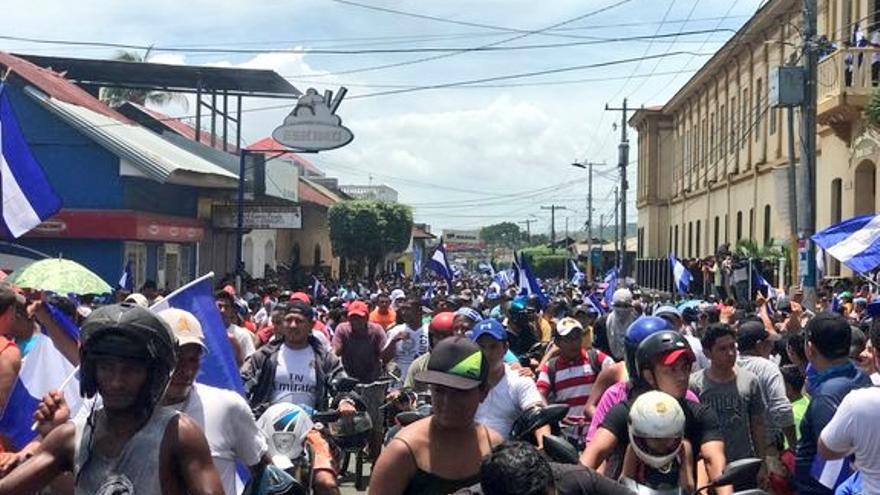 Como apoyo a la causa de los manifestantes, centenares de vehÃ­culos y motocicletas marcharon desde Managua hacia el departamento de Masaya. (@samopavon)