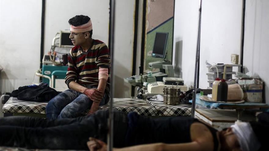 Un hombre herido recibe tratamiento médico en un hospital de campaña tras un ataque aéreo perpetrado supuestamente por las fuerzas leales al gobierno sirio. (EFE/Mohammed Badra)