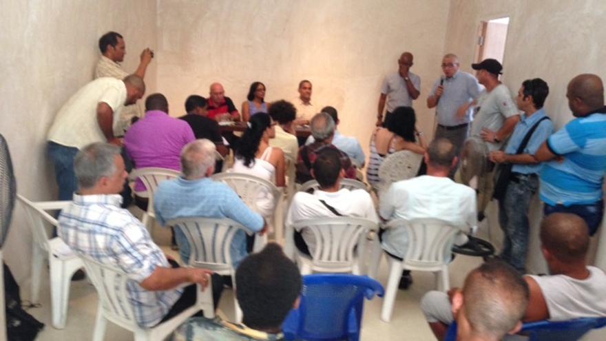 Activistas cubanos en la reunión mantenida este lunes en la sede del "Instituto de Artivismo Hannah Arendt". (14ymedio)